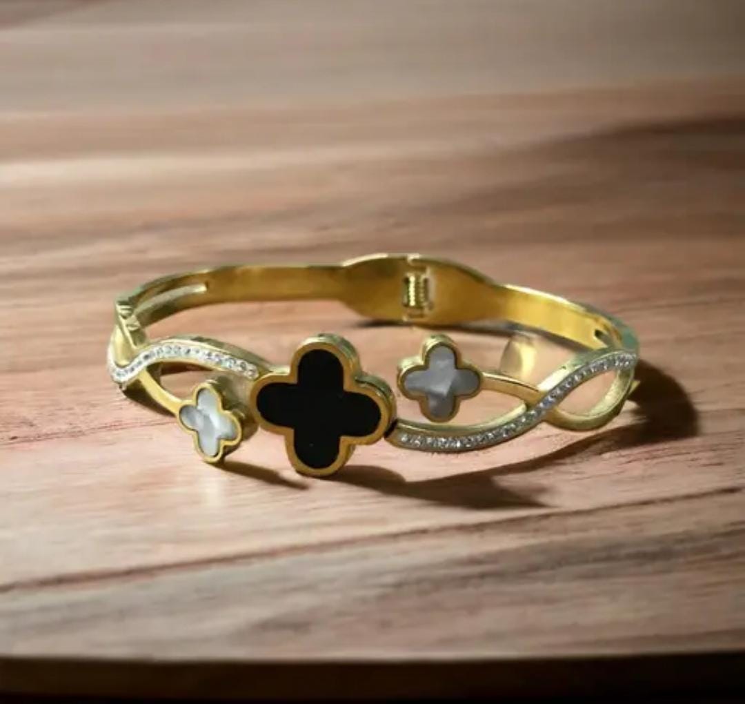 Black & White Gold Clover Anti-Tarnish Bracelet